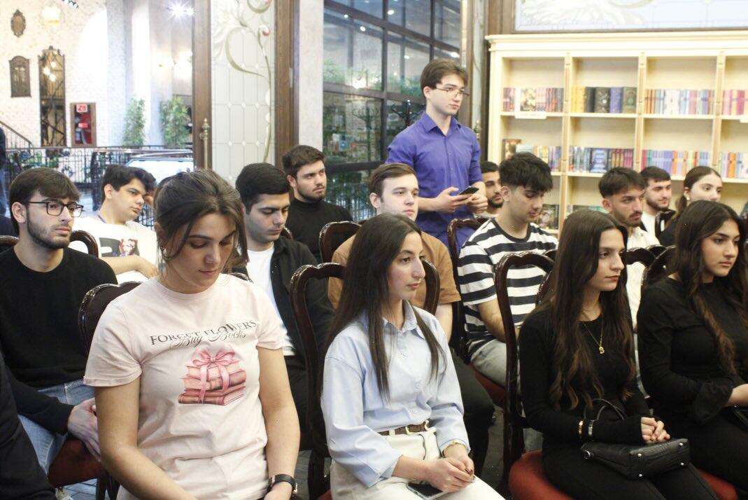 Книги, вопросы, улыбки - вдохновляющий день с Гюнель Анаргызы