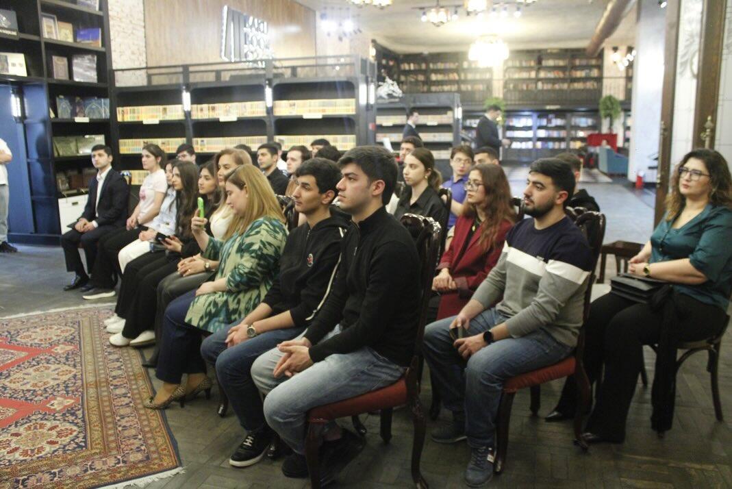 Книги, вопросы, улыбки - вдохновляющий день с Гюнель Анаргызы