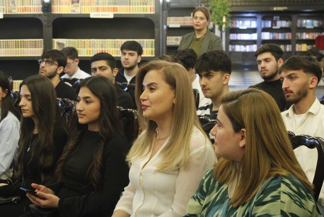 Книги, вопросы, улыбки - вдохновляющий день с Гюнель Анаргызы