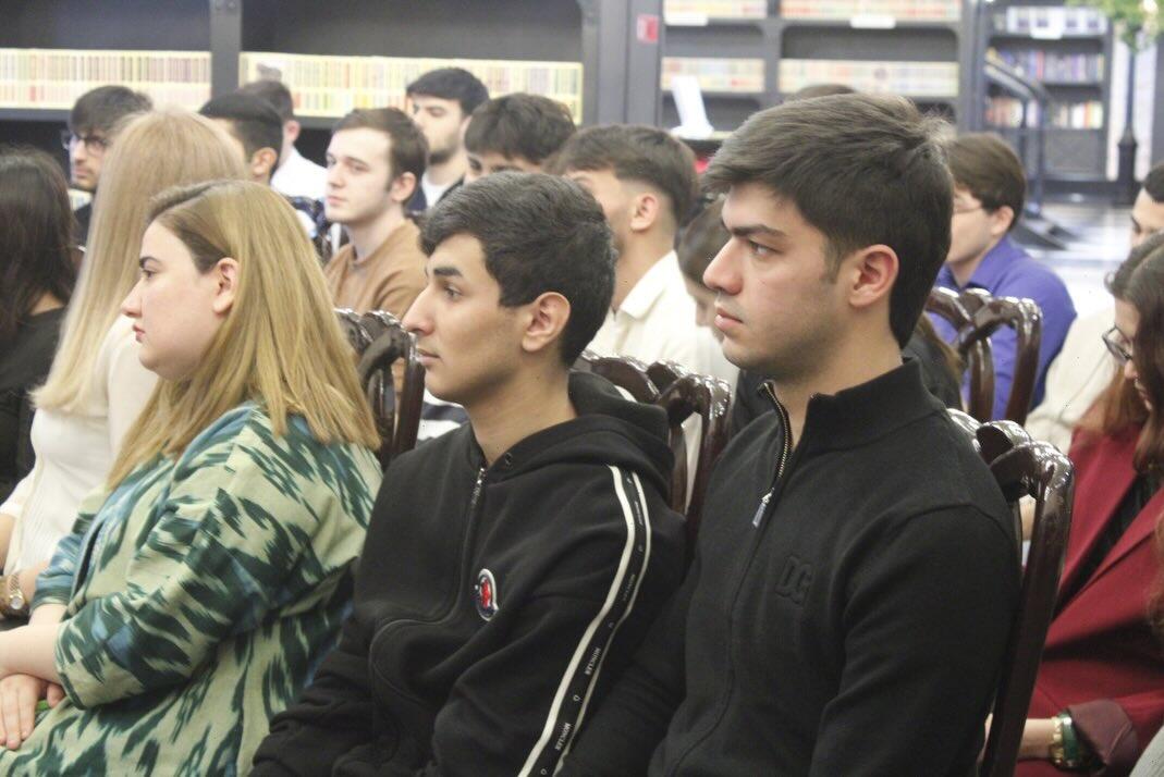 Книги, вопросы, улыбки - вдохновляющий день с Гюнель Анаргызы