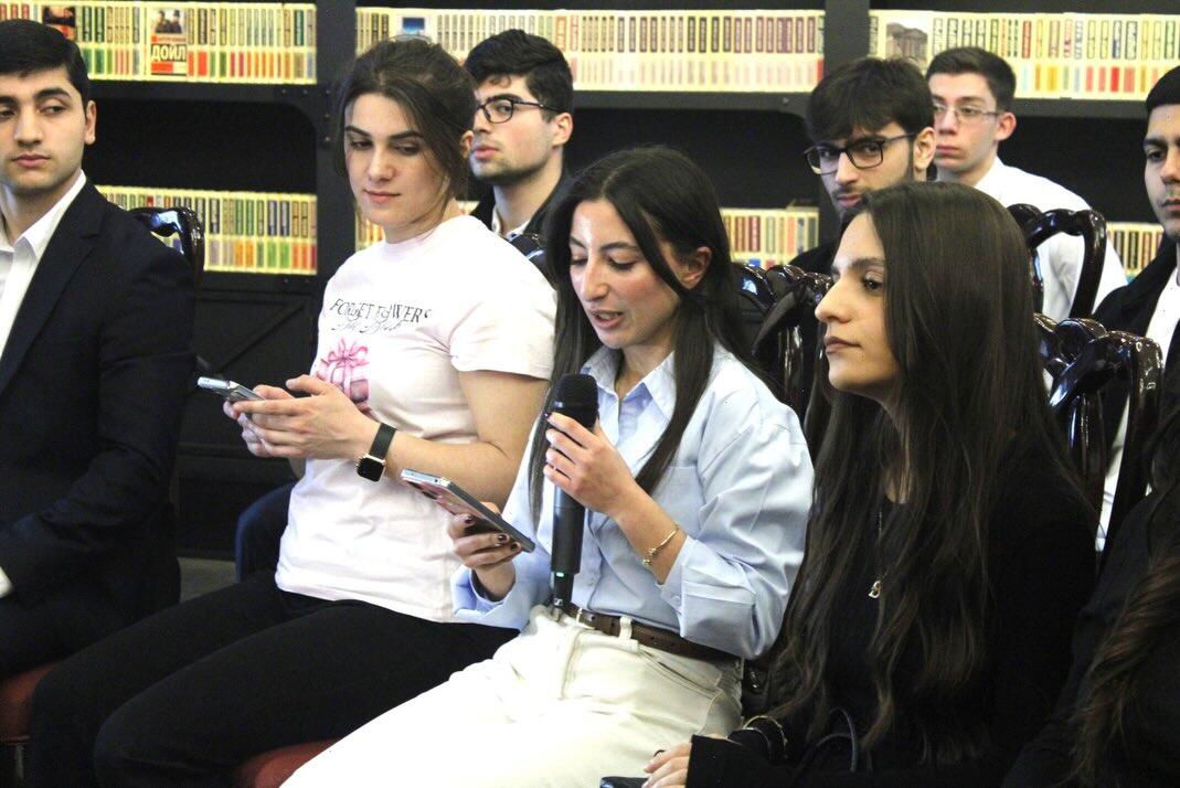 Книги, вопросы, улыбки - вдохновляющий день с Гюнель Анаргызы