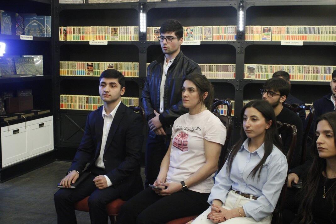 Книги, вопросы, улыбки - вдохновляющий день с Гюнель Анаргызы