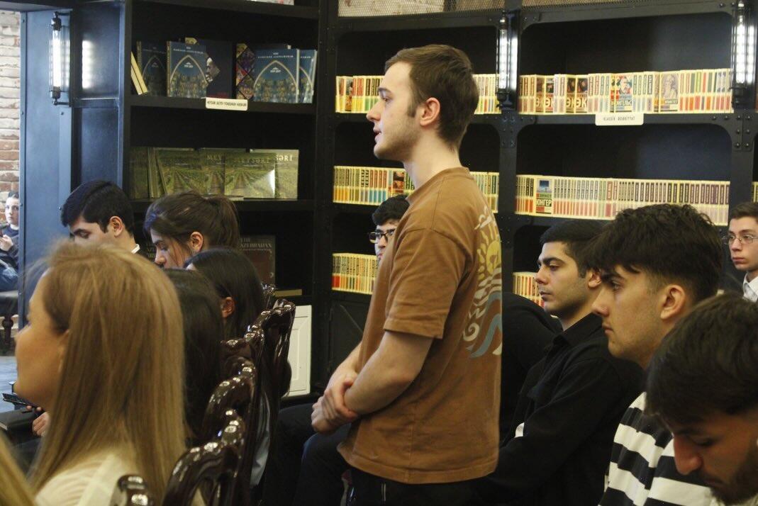 Книги, вопросы, улыбки - вдохновляющий день с Гюнель Анаргызы