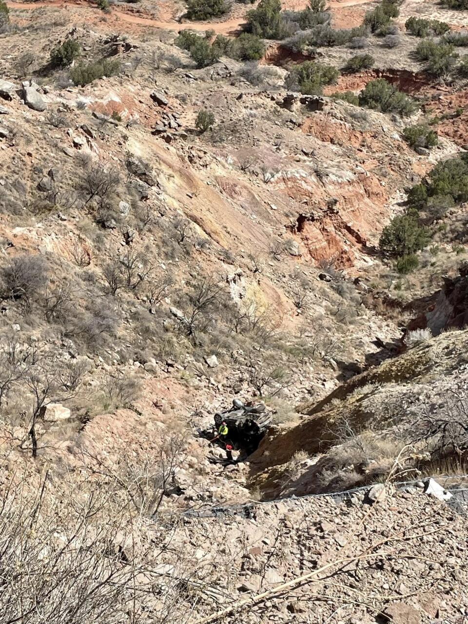 Мужчина упал на машине в каньон с 61-метровой высоты и выжил