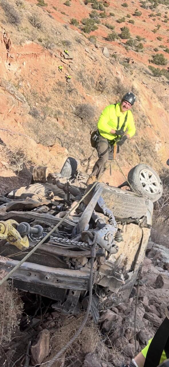 Мужчина упал на машине в каньон с 61-метровой высоты и выжил