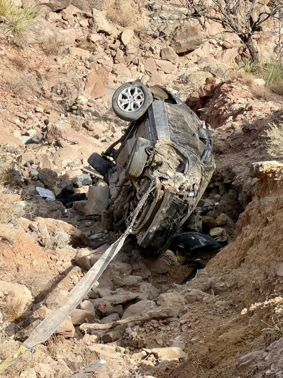 Мужчина упал на машине в каньон с 61-метровой высоты и выжил