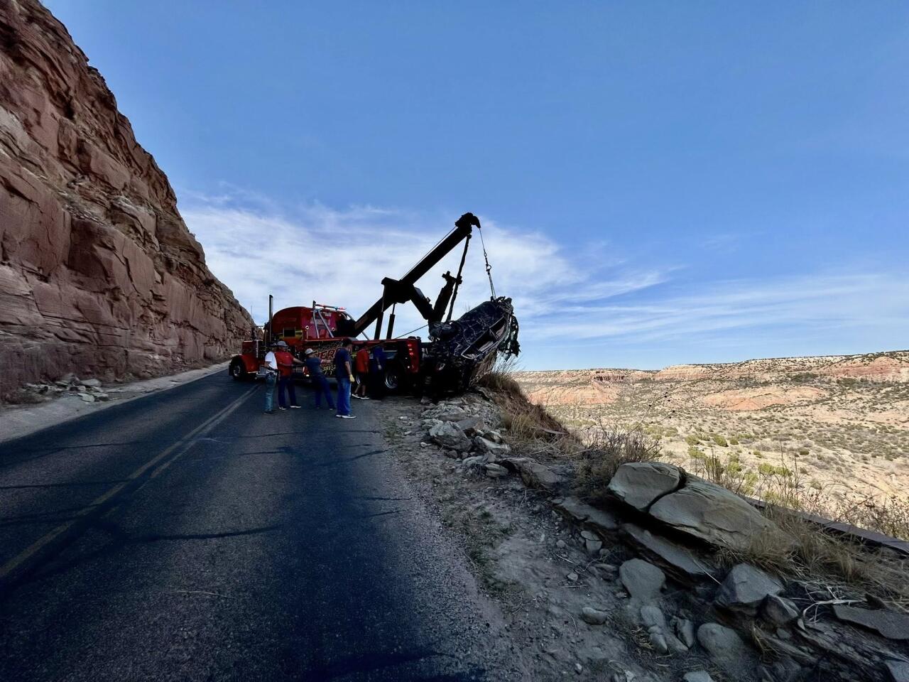 Мужчина упал на машине в каньон с 61-метровой высоты и выжил