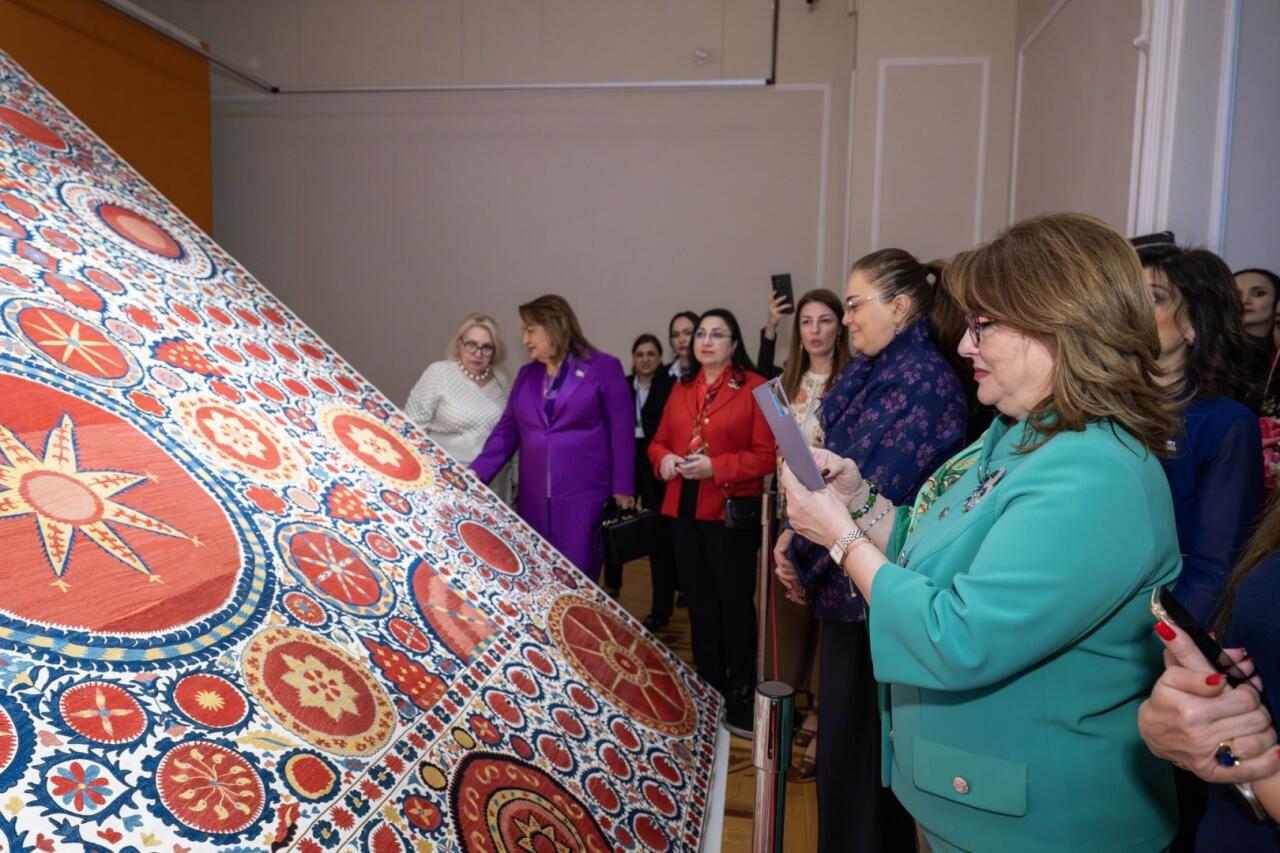 Мастерство узбекской вышивки в Баку