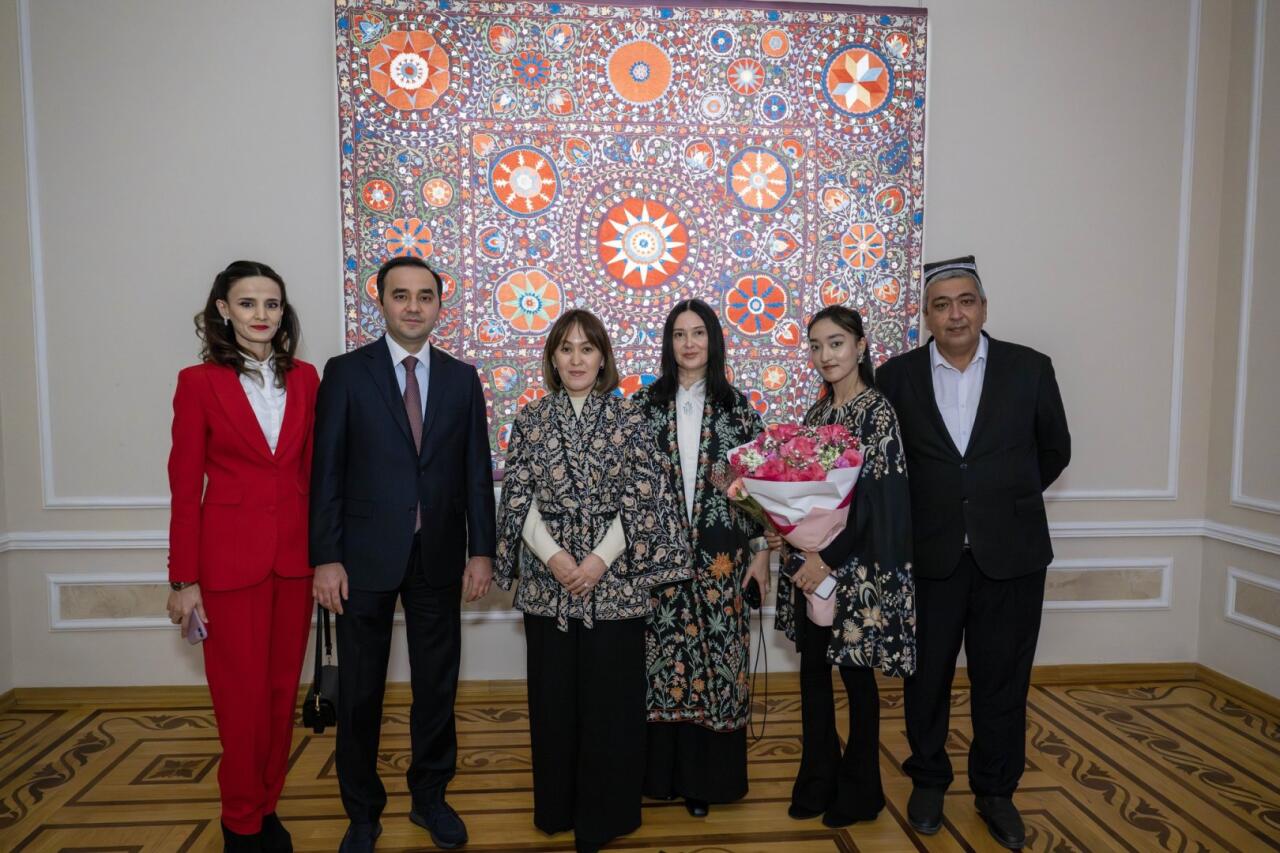 Мастерство узбекской вышивки в Баку