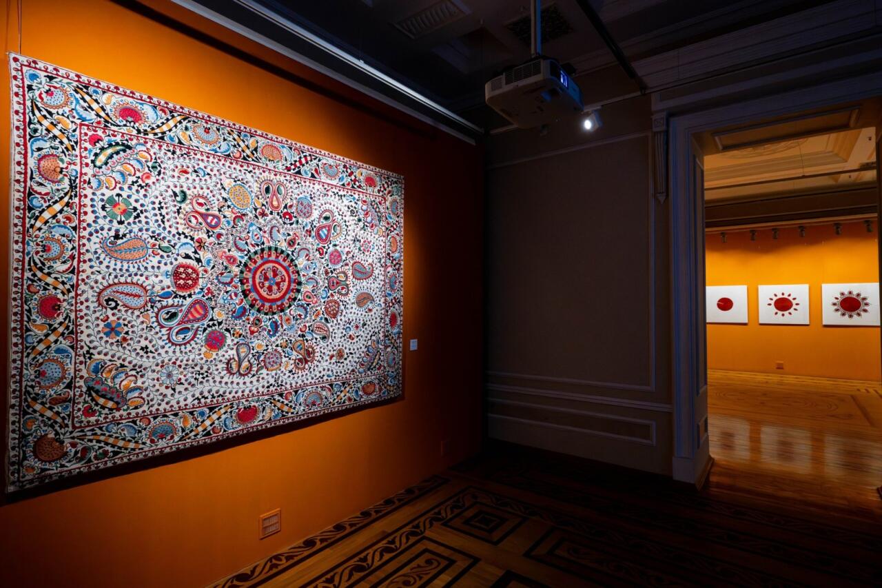 Мастерство узбекской вышивки в Баку