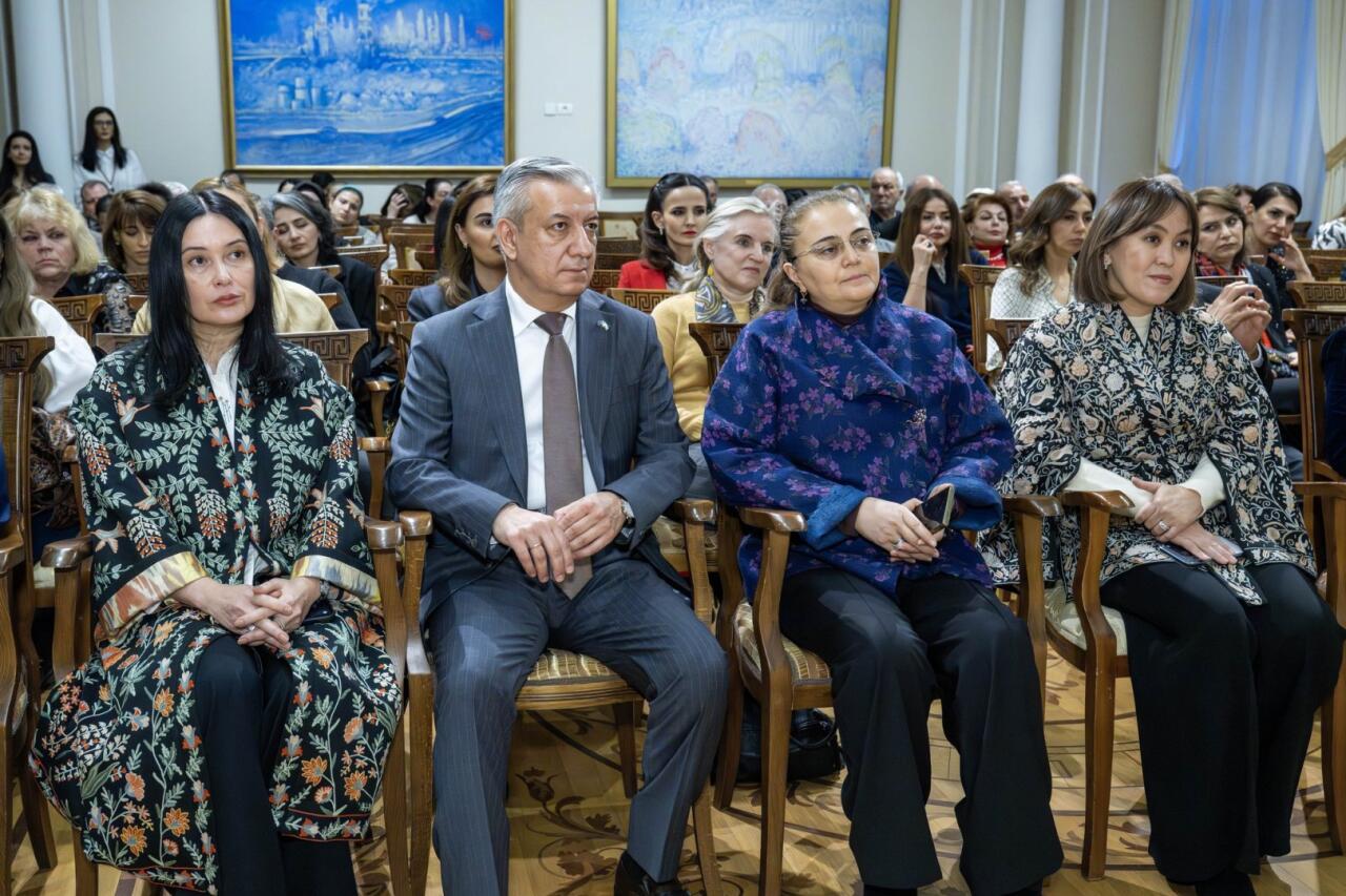 Мастерство узбекской вышивки в Баку