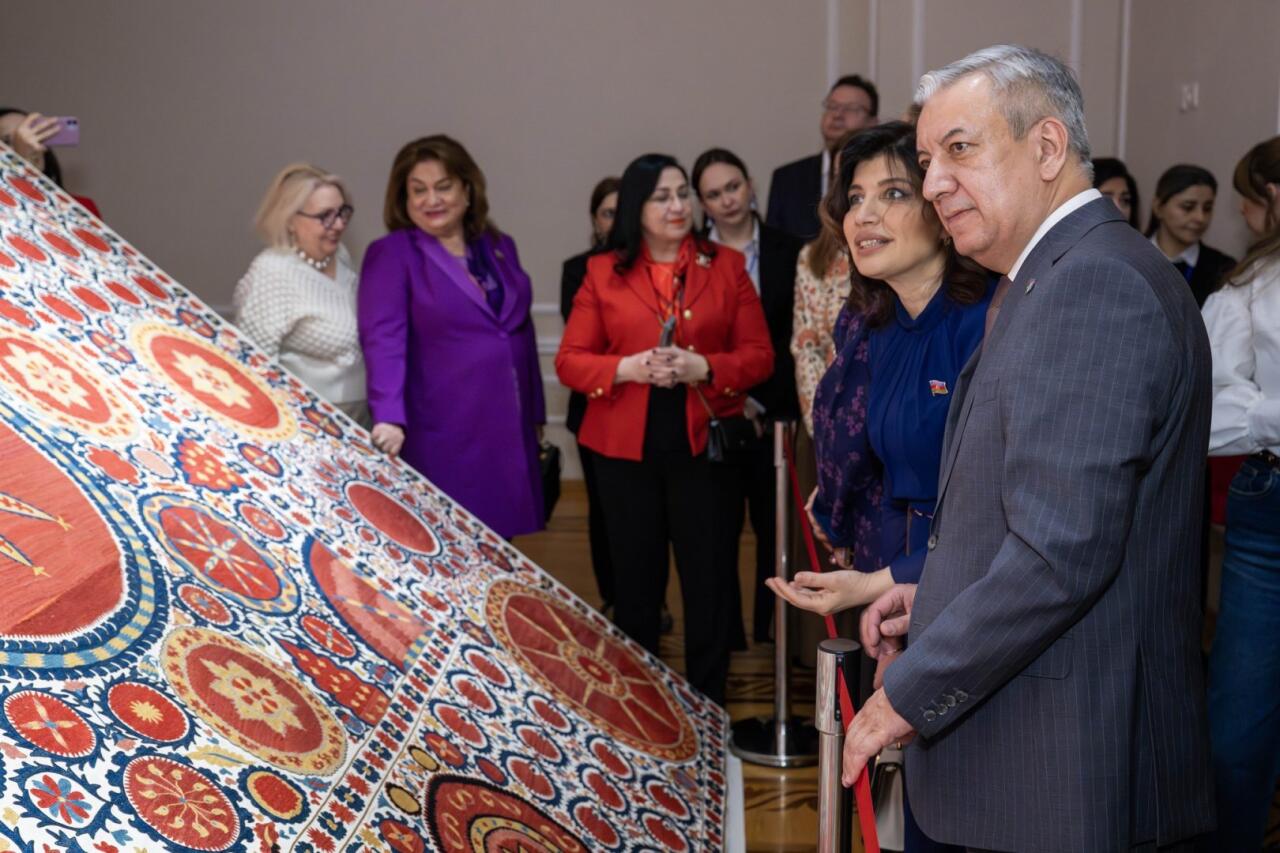 Мастерство узбекской вышивки в Баку