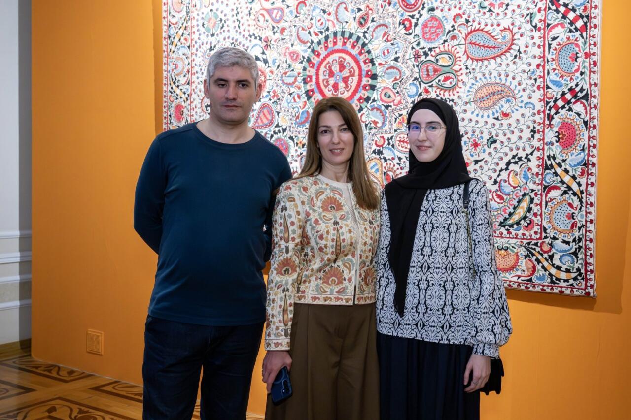 Мастерство узбекской вышивки в Баку