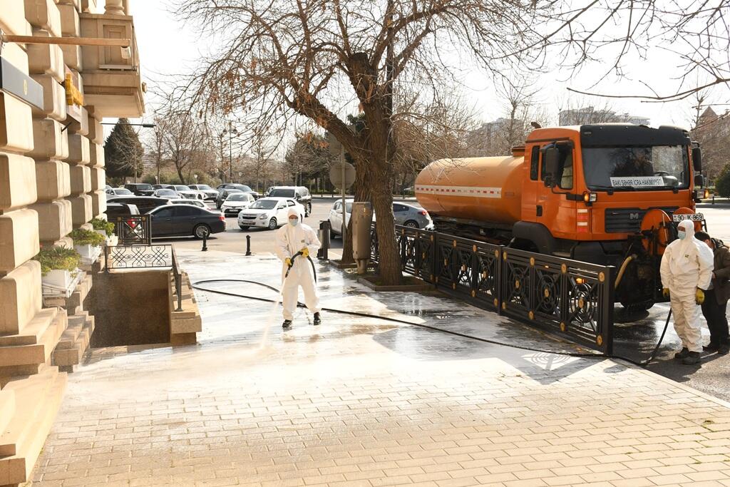 В Баку провели масштабную уборку в преддверии Новруза
