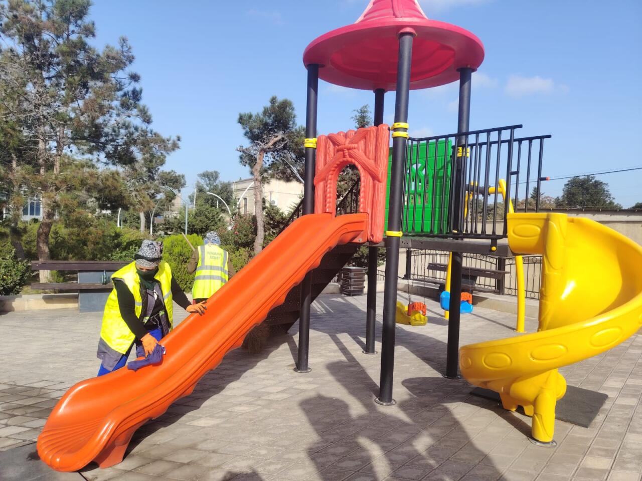 В Баку провели масштабную уборку в преддверии Новруза