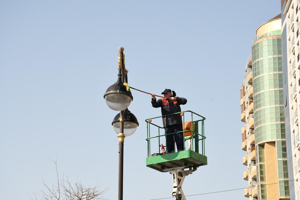 В Баку провели масштабную уборку в преддверии Новруза