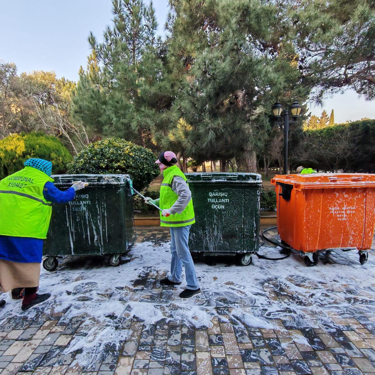 В Баку провели масштабную уборку в преддверии Новруза