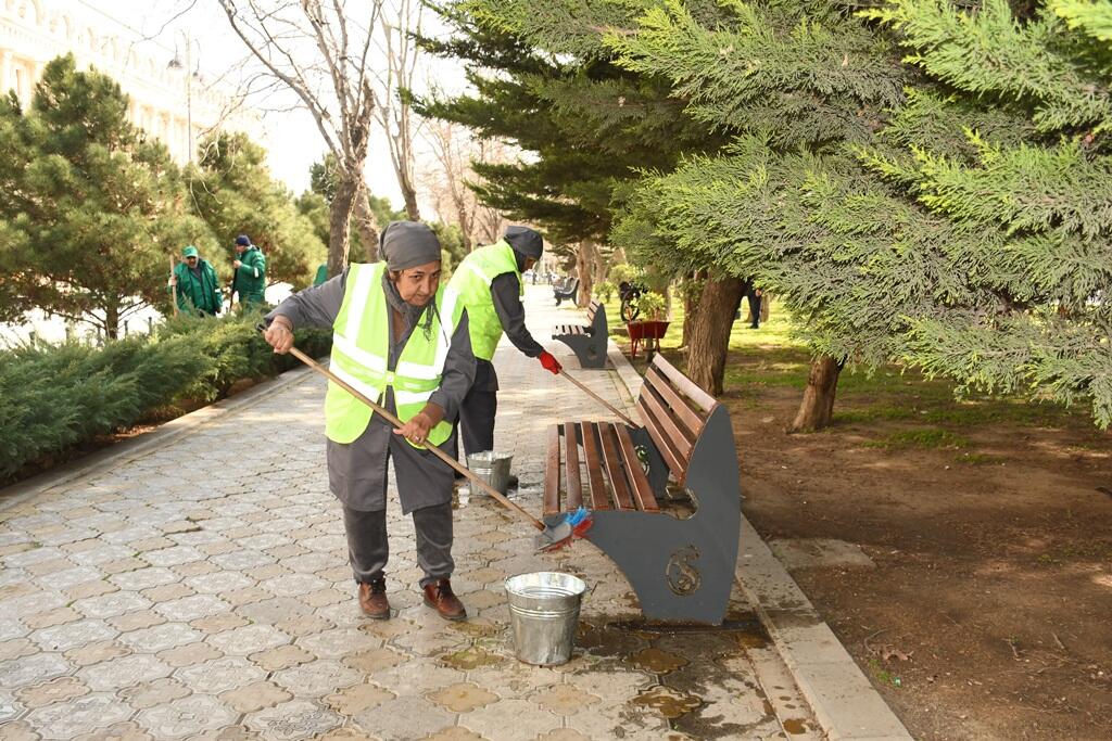 В Баку провели масштабную уборку в преддверии Новруза