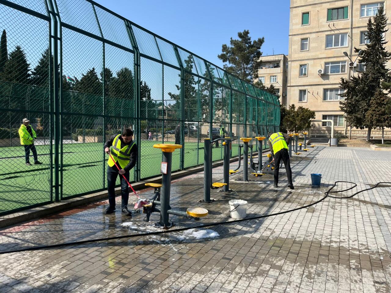 В Баку провели масштабную уборку в преддверии Новруза