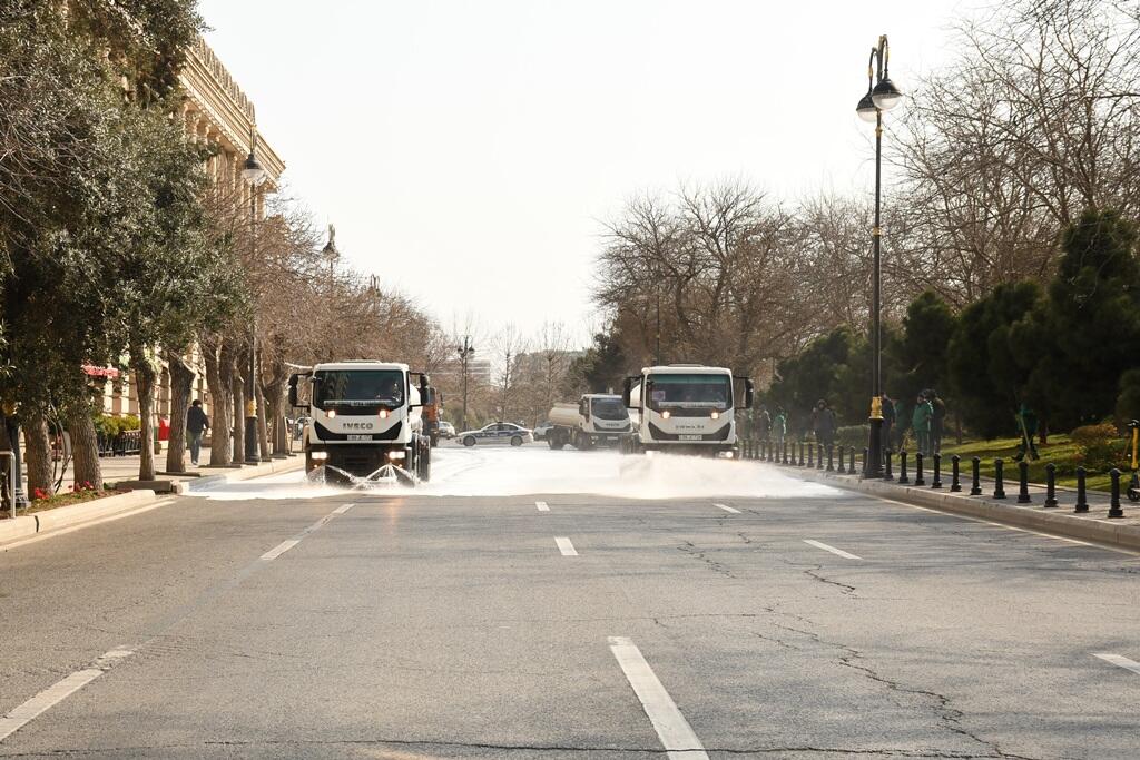 В Баку провели масштабную уборку в преддверии Новруза