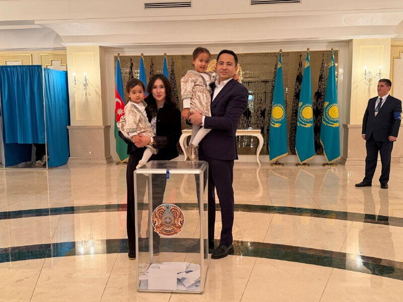 В посольстве Казахстана в Баку проходит голосование на референдуме