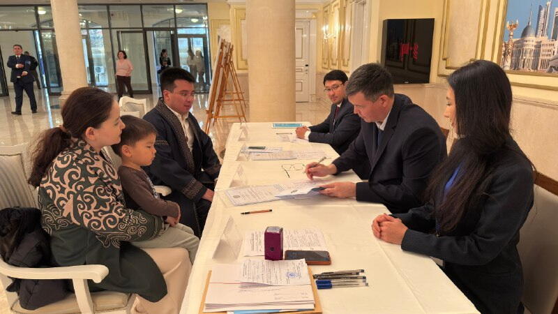 В посольстве Казахстана в Баку проходит голосование на референдуме