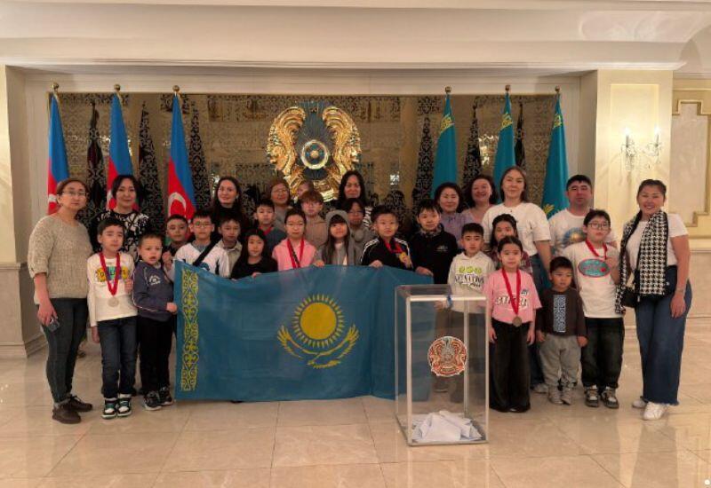 В посольстве Казахстана в Баку проходит голосование на референдуме