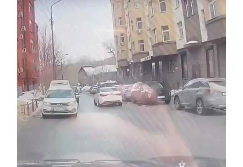 Крыша рухнула на автомобиль в Казани