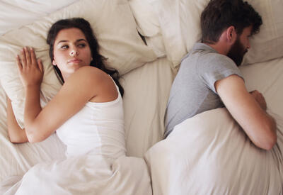 Названа причина, почему женщины хуже спят рядом с мужчинами