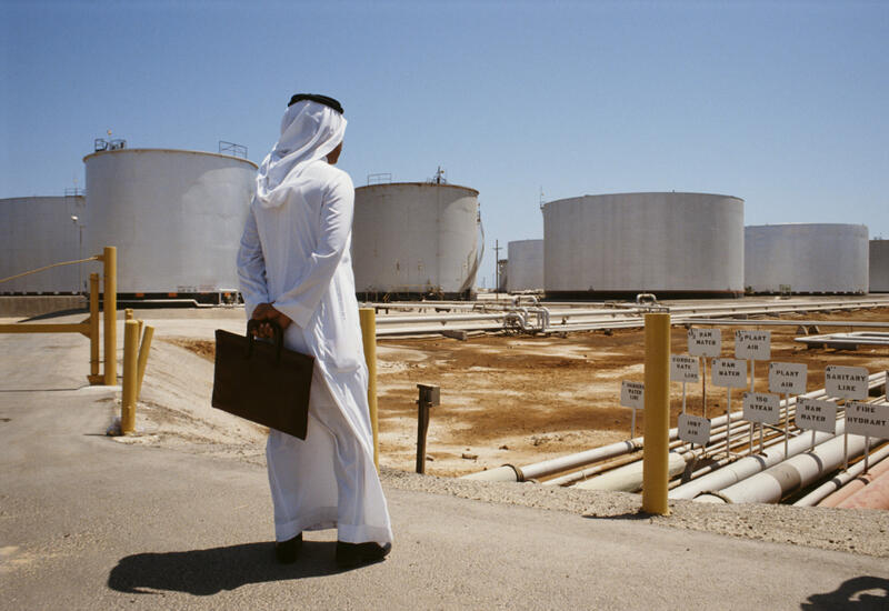 Добыча нефти в ОАЭ сократилась более чем вдвое