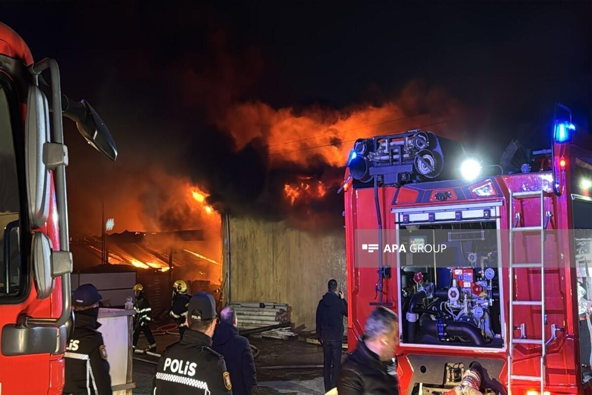 В Баку в мебельном цехе вспыхнул пожар