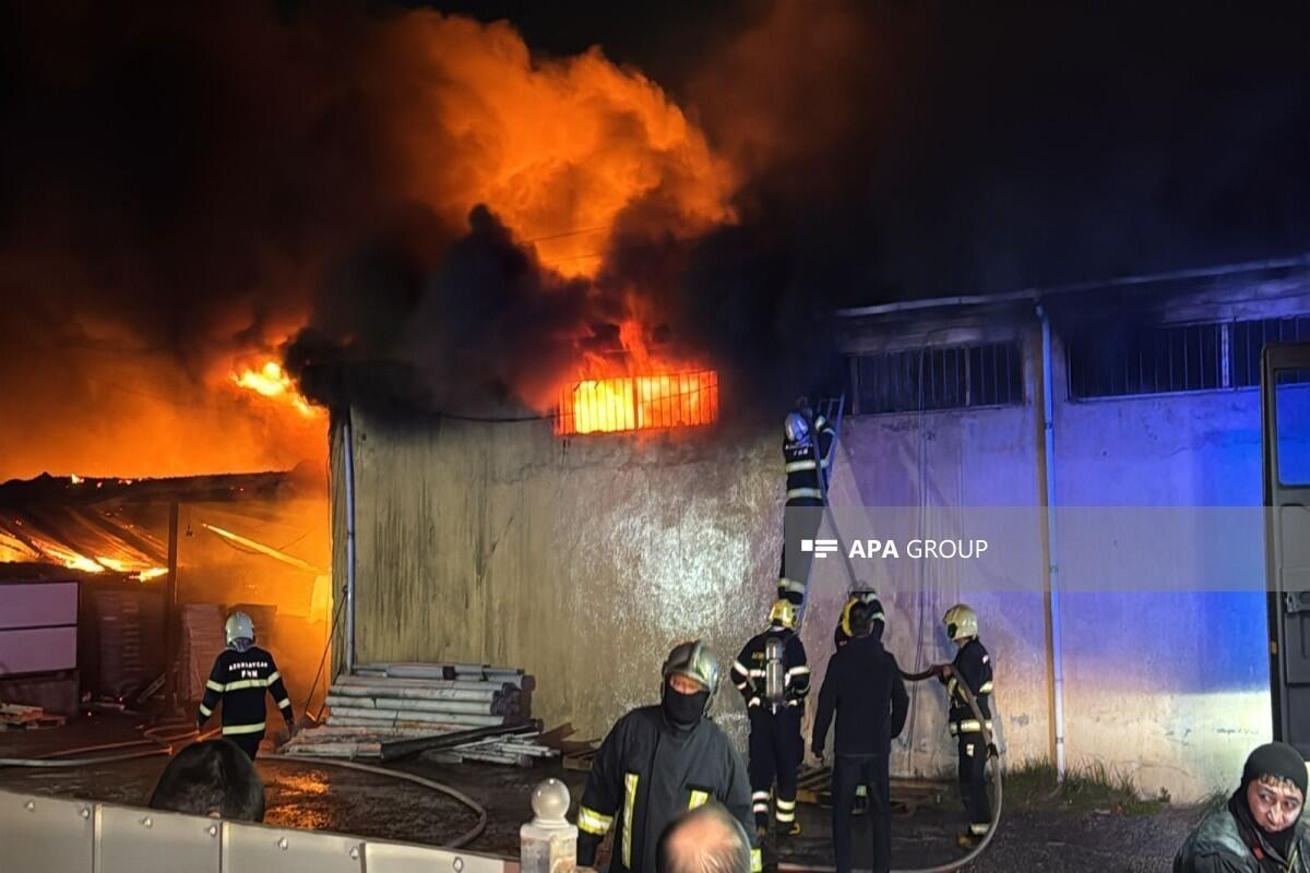 В Баку в мебельном цехе вспыхнул пожар