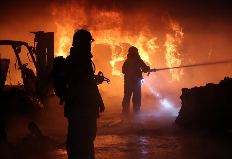 В Баку в мебельном цехе вспыхнул пожар
