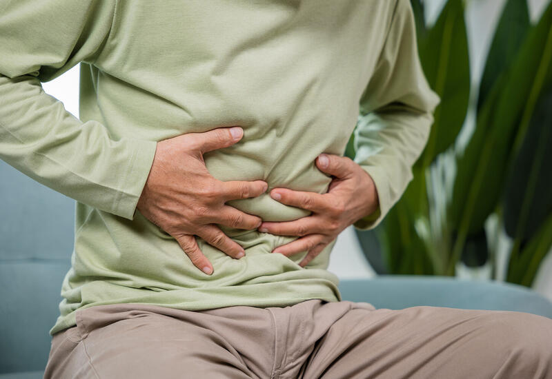 Терапевт раскрыла, с чем могут быть связаны боли в желудке после еды