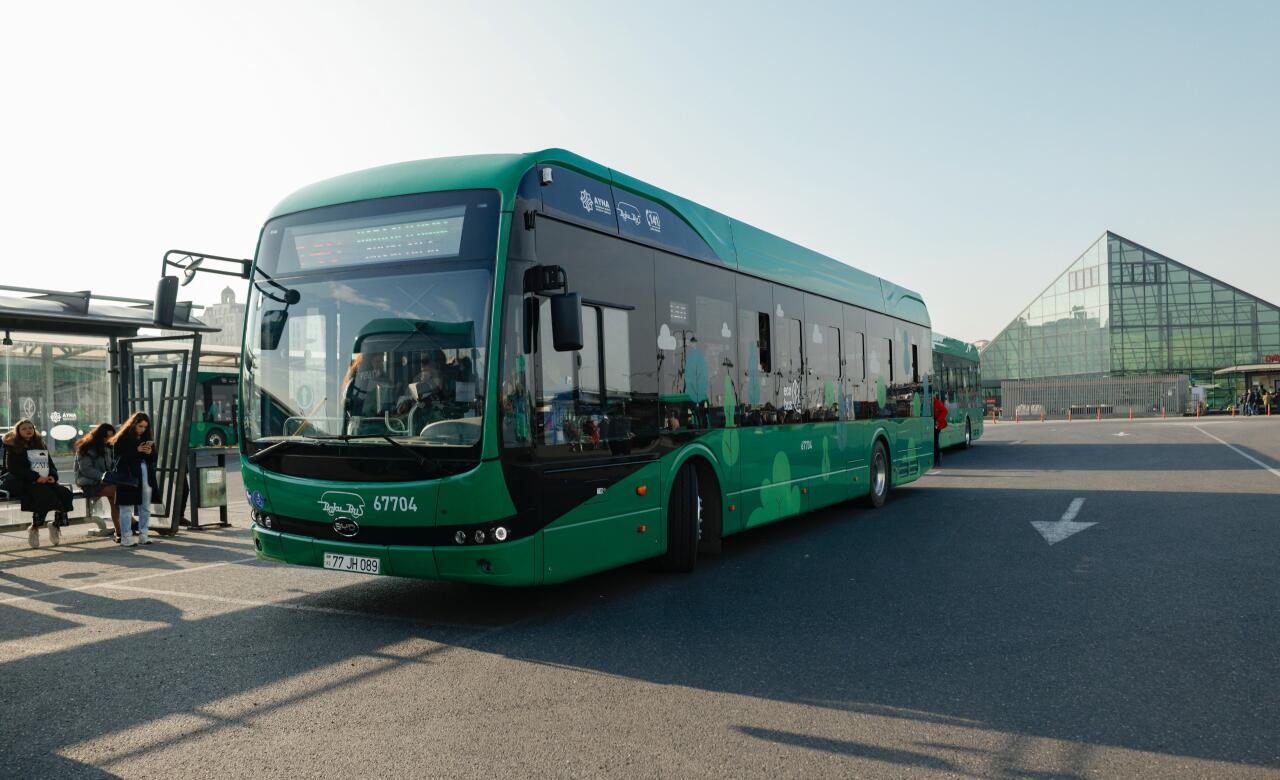На некоторых маршрутах в Баку начали курсировать электробусы