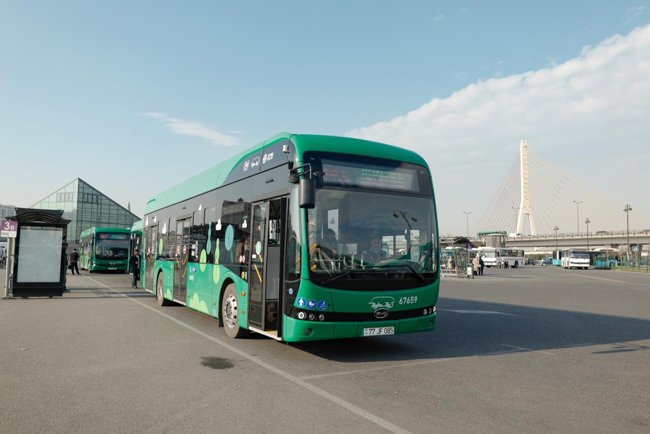 На некоторых маршрутах в Баку начали курсировать электробусы