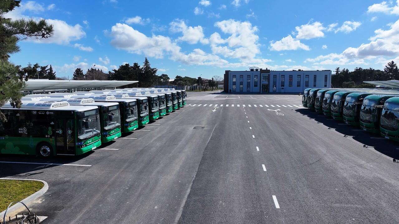 На некоторых маршрутах в Баку начали курсировать электробусы