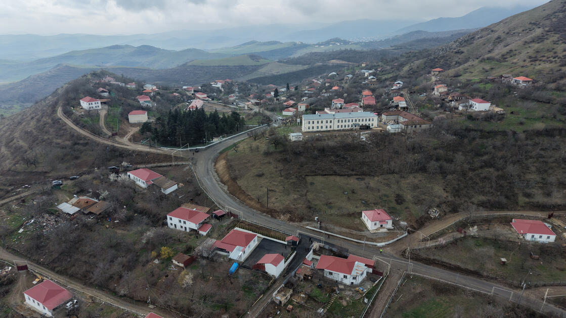 Prezident İlham Əliyev və Birinci xanım Mehriban Əliyeva Xocavəndin Xanoba kəndində fərdi evlərin və infrastrukturun bərpası sahəsində görülən işlərlə tanış olublar