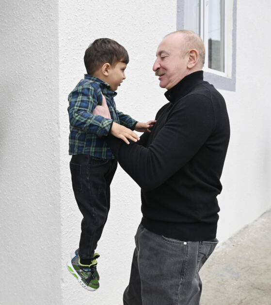 Prezident İlham Əliyev və Birinci xanım Mehriban Əliyeva Xocavəndin Xanoba kəndində fərdi evlərin və infrastrukturun bərpası sahəsində görülən işlərlə tanış olublar