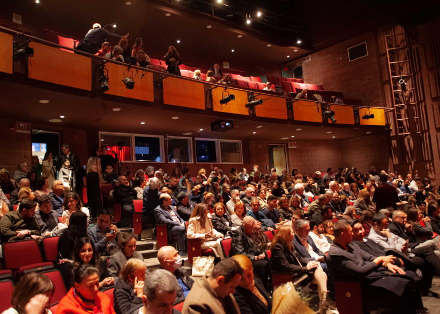 Опера «Аршин мал алан» на ванкуверской сцене