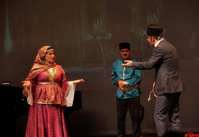 "Arşın mal alan" Vankuver səhnəsində