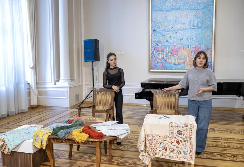 "Рождение сюзане" - в Баку познакомились с древней узбекской техникой вышивки