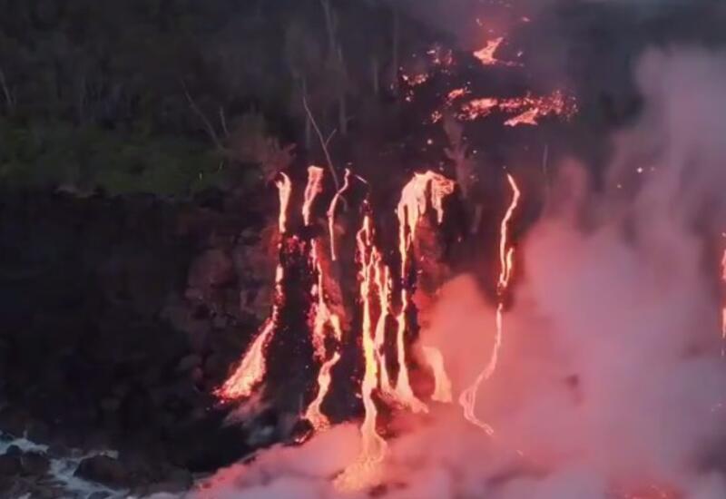 Вулкан на острове продолжает выбрасывать лаву в океан