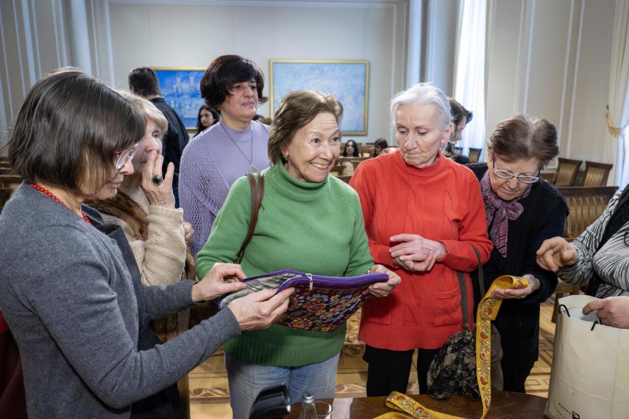 От орнаментов к символам - презентация узбекской вышивки в Баку