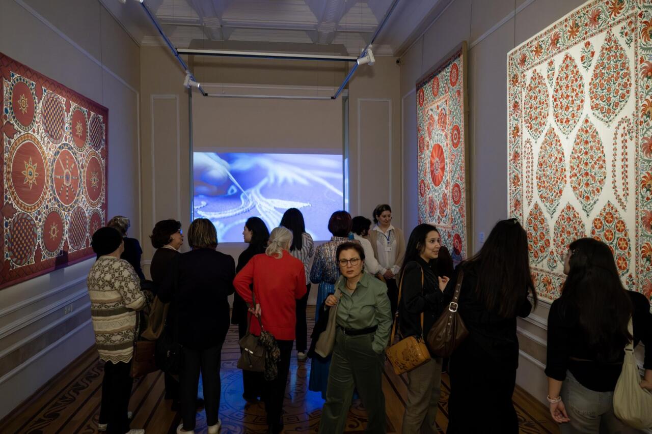 От орнаментов к символам - презентация узбекской вышивки в Баку