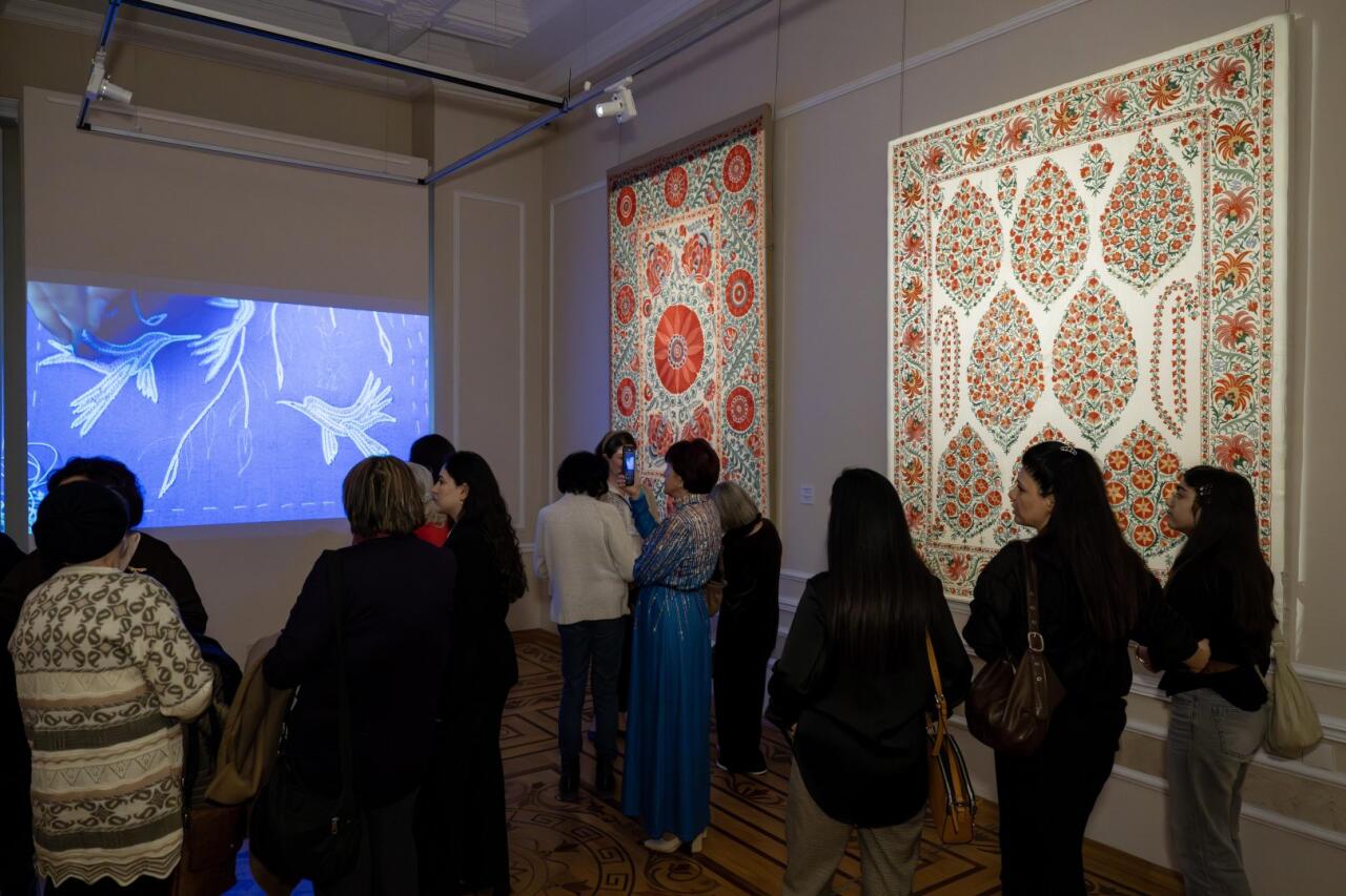 От орнаментов к символам - презентация узбекской вышивки в Баку