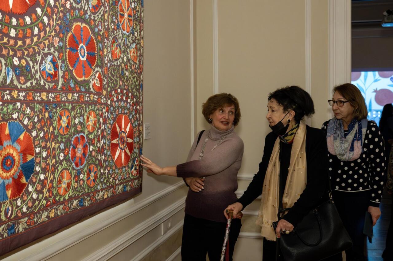 От орнаментов к символам - презентация узбекской вышивки в Баку