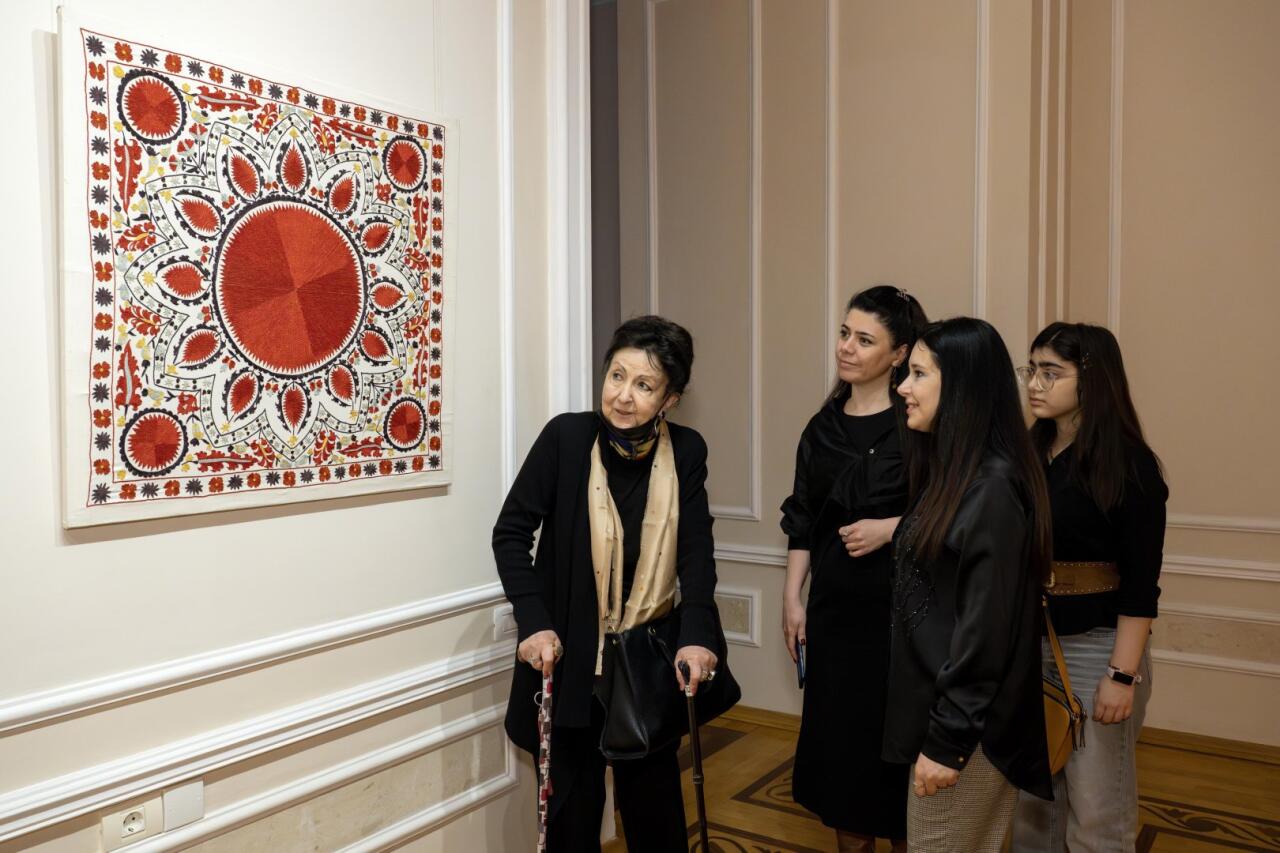 От орнаментов к символам - презентация узбекской вышивки в Баку