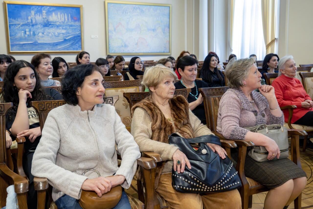 От орнаментов к символам - презентация узбекской вышивки в Баку