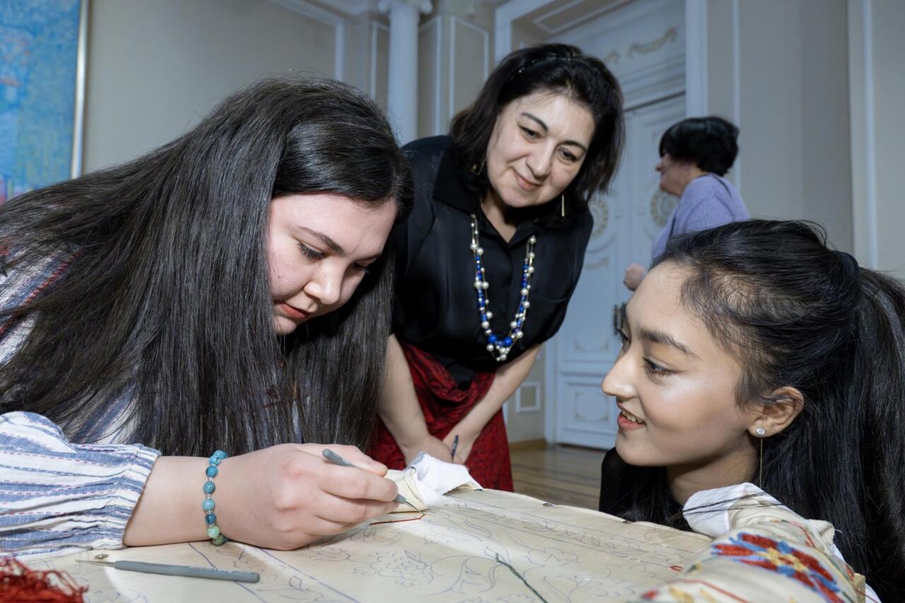 "Рождение сюзане" - в Баку познакомились с древней узбекской техникой вышивки